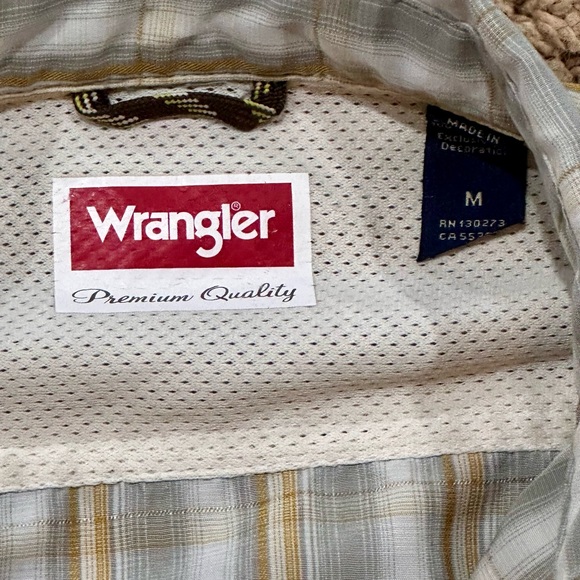 Wrangler Premium Quality Travel Shirt Blue Med Short Sleeve Button Up Polyester - Picture 3 of 3